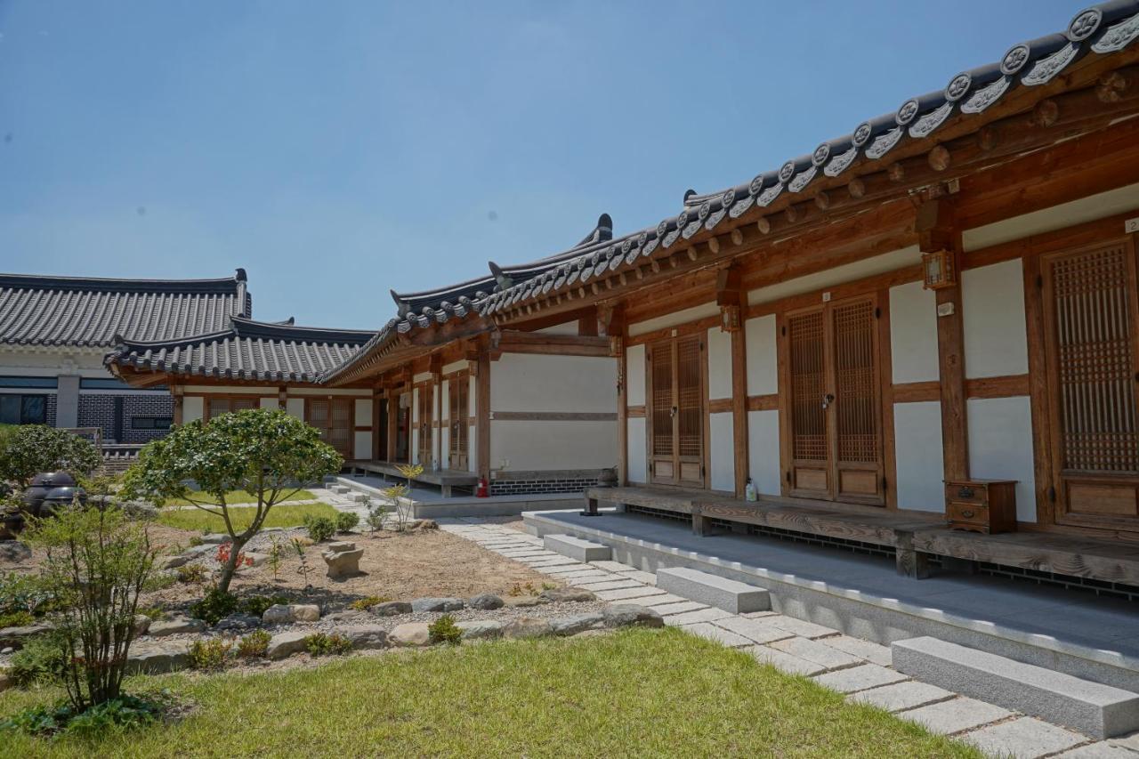 HANOK 1ST STREET ≡ Кёнджу, Южная Корея ≡ Lowest Booking Rates For Hanok 1St  Street in Кёнджу, Отзывы